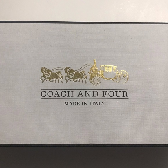 Coach and Four thong sandals. White Faux Leather with Gold Ring. Size 8 - Picture 4 of 8